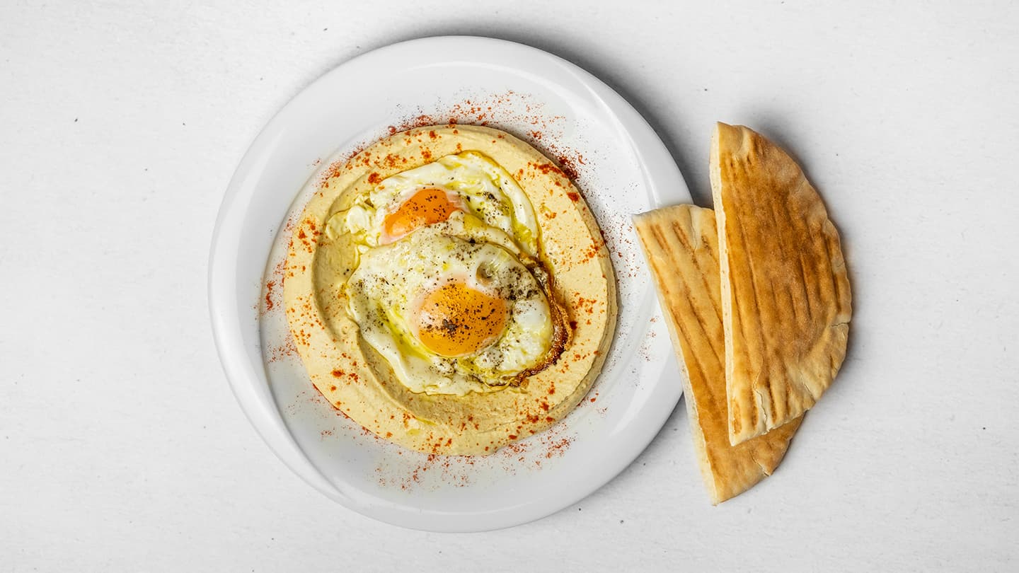 Hummus with fried eggs-Hummus se smaženými vejci